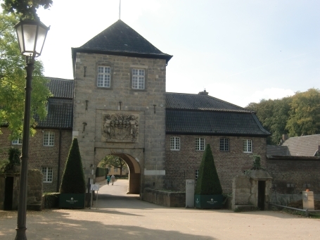 Jüchen-Damm : Schloss Dyck, durch die Torburg gelangt man zum Schloss